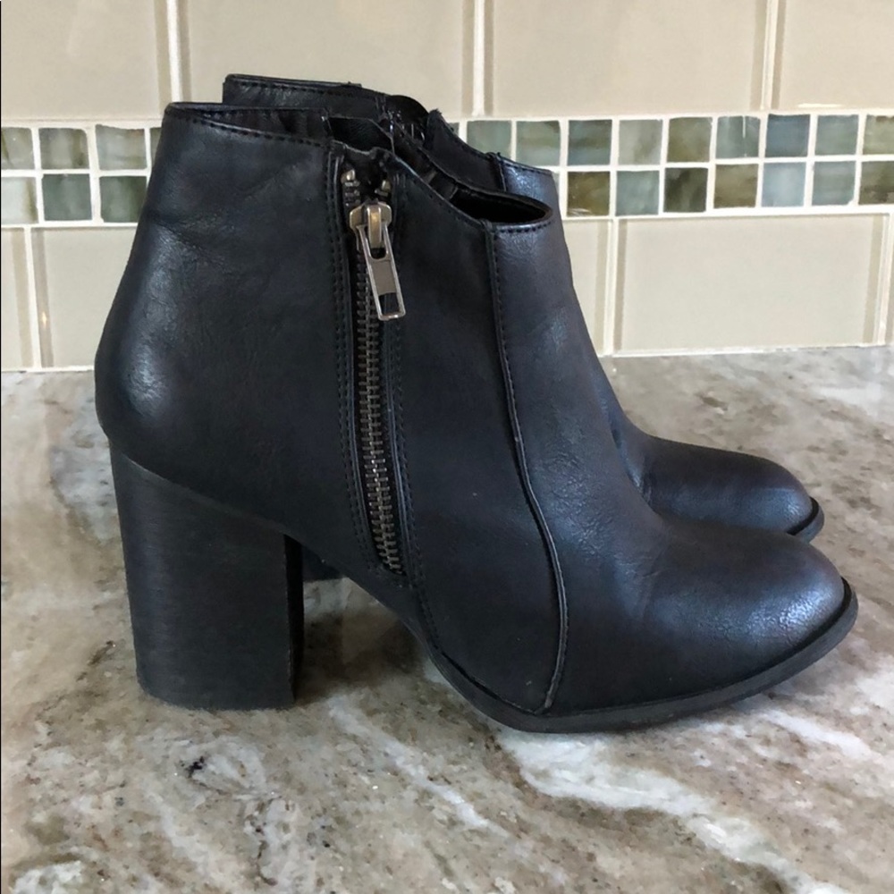 Diba Black Leather Ankle Booties Size 6.5